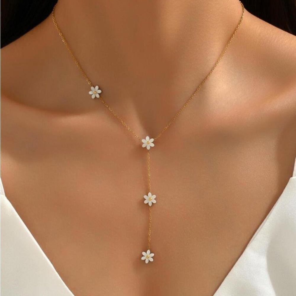 Gold Daisy Necklace A1295